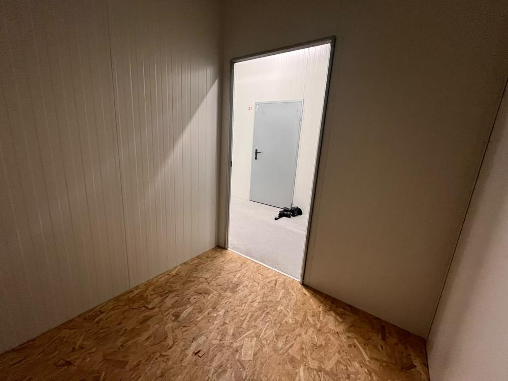 Louez un box de stockage, garde-meuble sécurisé à Saint-Jean-d’Angély. Box de 6 à 7 m² pour particuliers et professionnels, à partir de 80 €/mois.